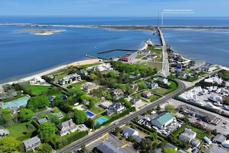 83 Foster Ave, Hampton Bays, NY 11946