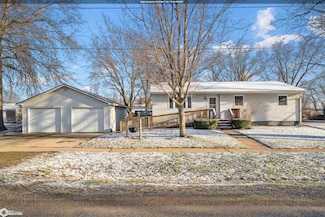 206 E Jackson St, Grandview, IA 52752