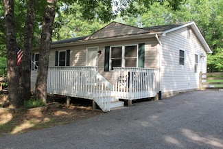 8728 Bradshaw Rd, Salem, VA 24153