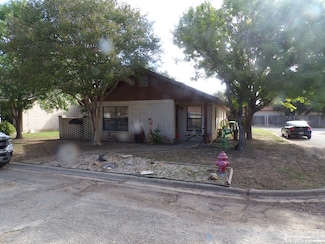 10 Kings Ct, Uvalde, TX 78801