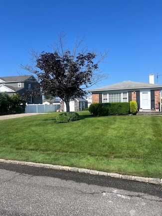 138 Sequams Ln E, West Islip, NY 11795