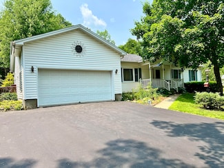 45 Pine Ridge Dr, Morrisonville, NY 12962
