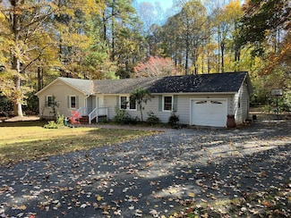 904 Oak Ln, Kilmarnock, VA 22482