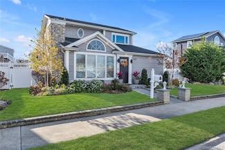 803 S 7th St, Lindenhurst, NY 11757