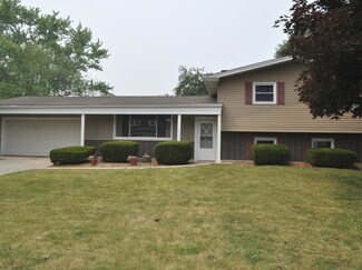 310 High Point Dr, Lindenhurst, IL 60046