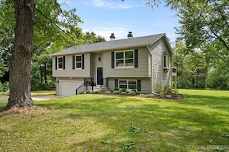 7N775 Lilac Ln, Saint Charles, IL 60175
