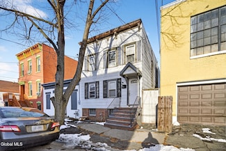 29 Bradford St, Albany, NY 12206