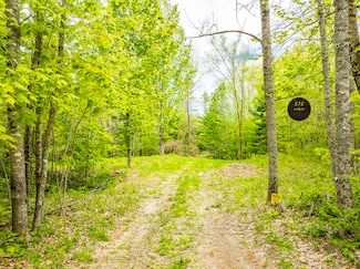 572 Old County Rd, Washington, ME 04574
