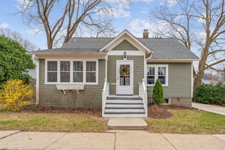 211 E Russell St, Barrington, IL 60010