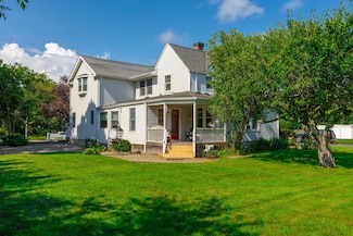 8 Regent St, Babylon, NY 11702