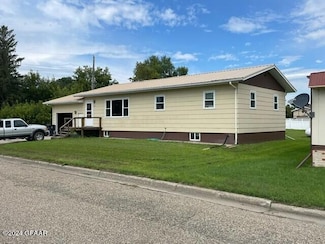615 11th St, Cando, ND 58324