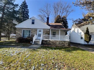 1124 S Green Rd, Cleveland, OH 44121