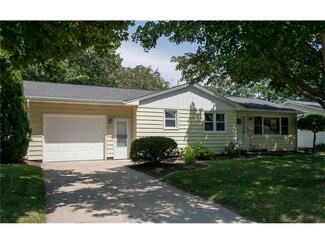 1206 Bowler St, Hiawatha, IA 52233