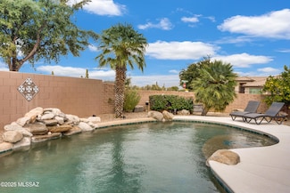 989 N Rhodes Dr, Green Valley, AZ 85614
