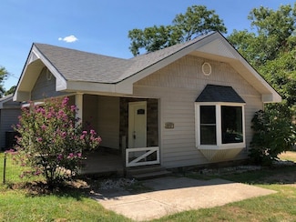 1210 W Bullock St, Denison, TX 75020