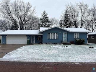 512 E 1st St, Freeman, SD 57029