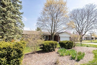 36718 Lansbury Ln, Farmington, MI 48335
