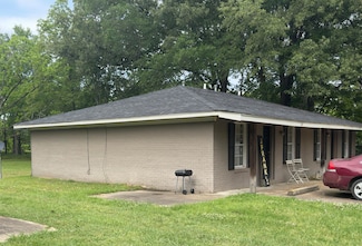 65 Snyder St, West Point, MS 39773