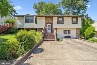 2146 Woodford Rd, Vienna, VA 22182