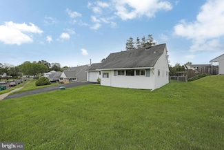 21 Hillside Rd, Levittown, PA 19056
