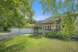 4415 Monroe Ave, Waterford, MI 48329