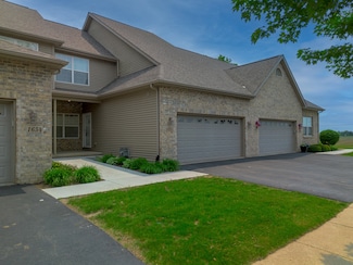 1652 Overlook Dr, Dixon, IL 61021