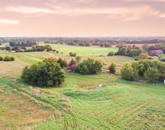 1804 N 300 Rd, Baldwin City, KS 66006