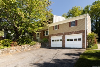 48 Lafayette Dr, Trumbull, CT 06611