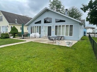 12630 N Rainey Rd W, Syracuse, IN 46567