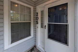 205 Tulip Ln, Freehold, NJ 07728