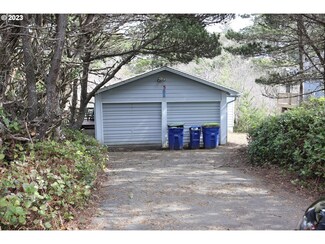 5980 Palisades Dr, Lincoln City, OR 97367