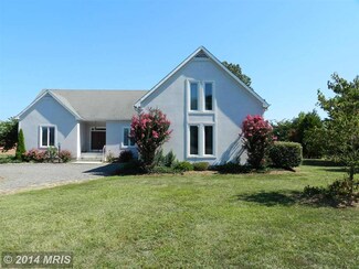 208 Church Point Ln, Oak Grove, VA 22443