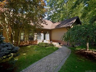 7 Ravenwood Ln, Horse Shoe, NC 28742