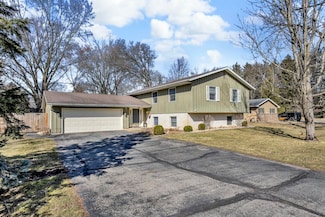 5888 N Rickfield Rd, Jackson, MI 49201