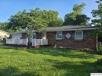 707 Country Ln, Carthage, IL 62321