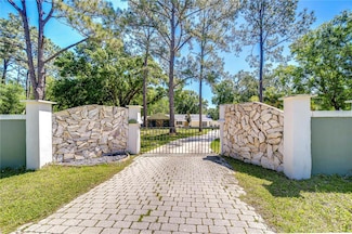 1120 Country Ln, Lutz, FL 33558