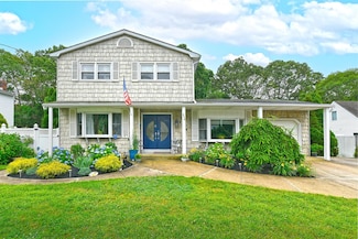 436 Alphabet St, Holbrook, NY 11741
