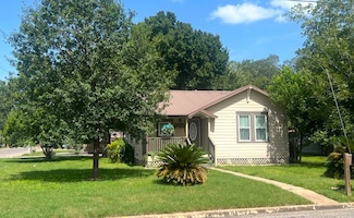 903 Bowie St, Columbus, TX 78934