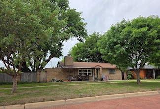 305 Ave G NW, Childress, TX 79201
