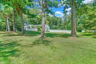 84 Casino Dr, Farmingdale, NJ 07727
