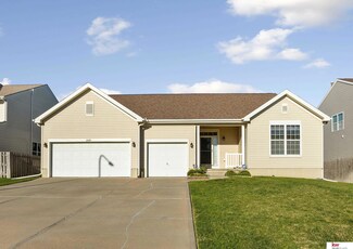 2480 Glacier Dr, Papillion, NE 68046