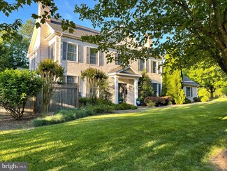 2 Carillon Ct, Wilmington, DE 19803