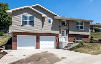 3517 Eclipse Cir, Dubuque, IA 52003