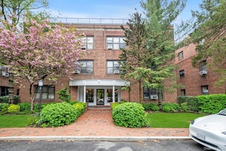 1 Town House Place Unit 2E, Great Neck, NY 11021