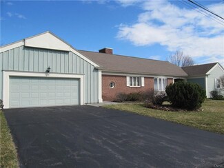 38 Cross Rd, Syracuse, NY 13224