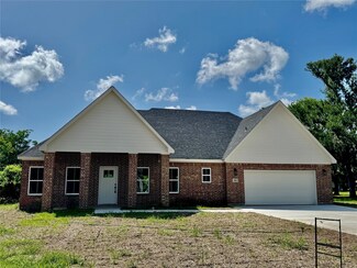 58 Lantana Ct, Lake Jackson, TX 77566