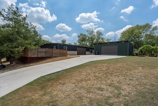 202 E Newton St, Luling, TX 78648