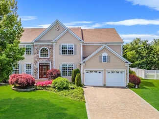 29 Pinehurst Dr, Mount Sinai, NY 11766