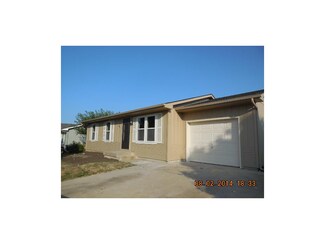 521 W Edgewood Dr, Edgerton, KS 66021