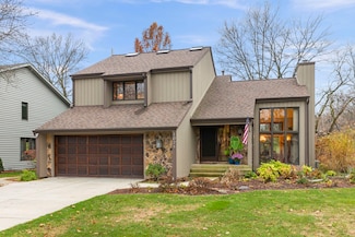1025 Buckingham Dr, Naperville, IL 60563